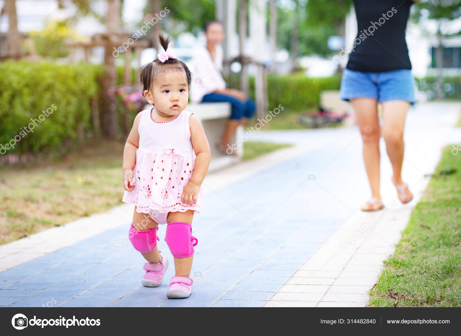Petit Enfant Adorable Asiatique Pratiquant Marche Sur Sentier Dans Parc Image Libre De Droit Par Alivephoto C Petit Enfant Adorable Asiatique Pratiquant Marche Sur Sentier Dans Parc Image Libre De Droit Par Alivephoto C