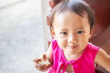 Küçük sevimli Asyalı çocuk haşlanmış yumurta yiyor.