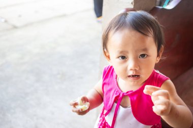 Küçük sevimli Asyalı çocuk haşlanmış yumurta yiyor.