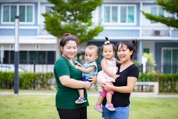 Азійські Жінки Які Носять Свою Дочку Сина Парку — стокове фото