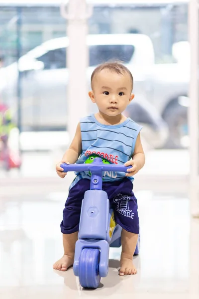 Маленький Хлопчик Їде Триколісних Велосипедах Будинку — стокове фото