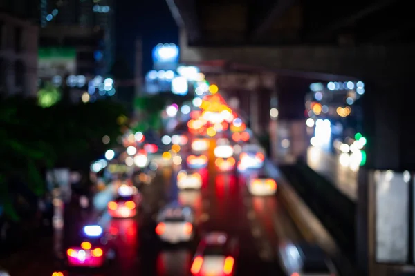 Gece trafik lambası yolda takıldı.