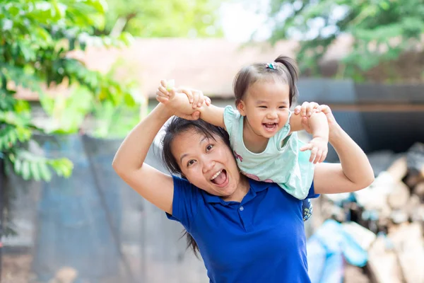 Азійська Мама Носить Свою Дівчинку Плечі — стокове фото