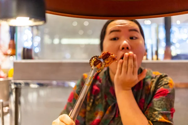Mulher Usando Pinças Para Segurar Pedaço Carne Grelhada Restaurante Imagem De Stock