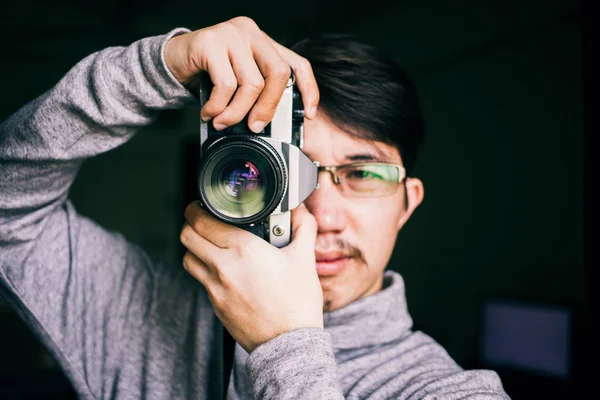 Man Maakt Foto Met Een Oude Vintage Filmcamera — Stockfoto