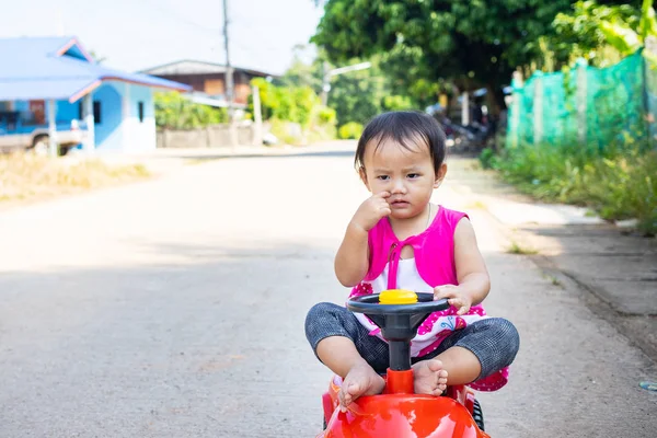Маленька Дівчинка Сидить Великій Червоній Іграшковій Машині — стокове фото