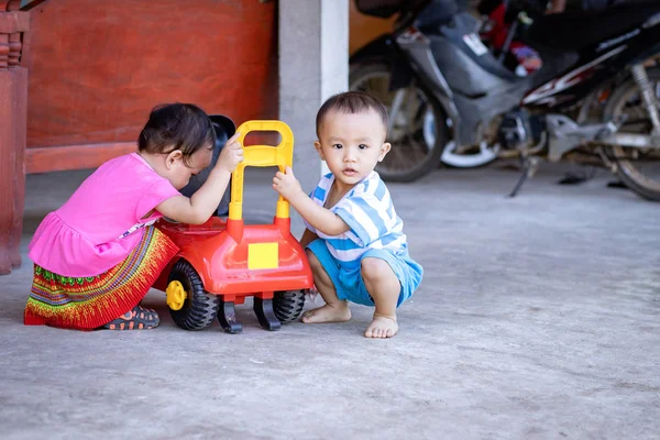 Маленький Хлопчик Дівчинка Грають Разом Великим Іграшковим Автомобілем — стокове фото