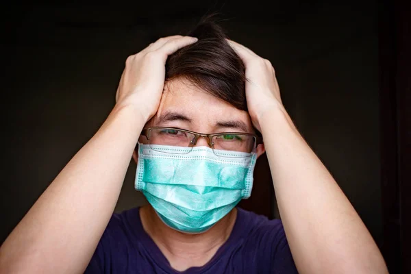 Ill Aziatische Man Met Bril Dragen Hygiënisch Masker Gevoel Hoofdpijn — Stockfoto