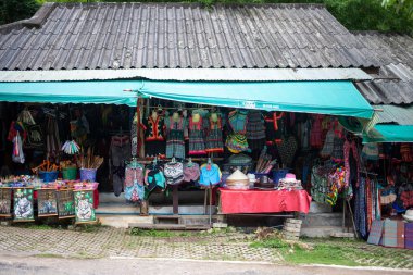 Chiang Mai, Tayland, Sep 8, 2019 - Hill kabilesinin geleneksel kıyafetleri ve hediyelik eşya dükkanı 