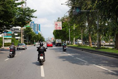 Bangkok, Tayland, 10 Ekim 2019 - Otomobiller ve motosikletler yolda kolayca ilerliyorlar