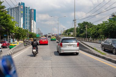 Bangkok, Tayland, 10 Ekim 2019 - Otomobiller ve motosikletler yolda kolayca ilerliyorlar