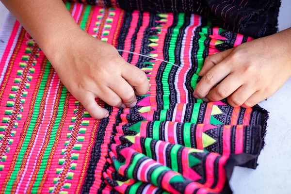Close Mão Usando Agulha Costura Saia Hmong Hmong Roupas Fazendo Imagem De Stock