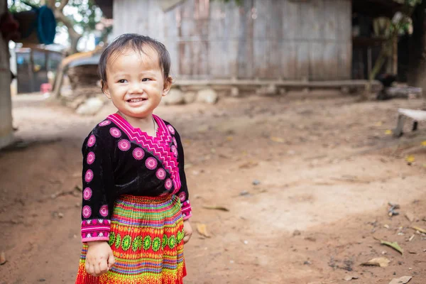 Портрет Маленької Дівчинки Одязі Хмонга Дитина Хмонга Посміхається Красиво — стокове фото