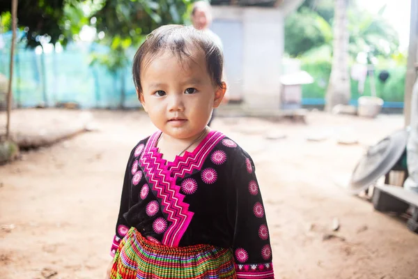 Sevimli Hmong kızının portresi.