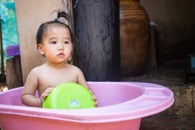Küçük çocuk küvette banyo yapmayı seviyor.