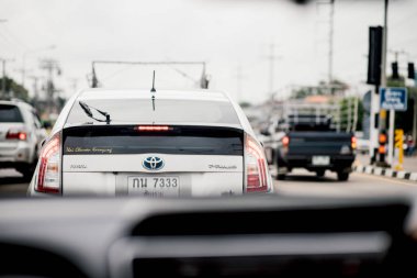 Bangkok, Tayland, 14 Ekim 2019 - Toyota Prius 'un yol manzarası 