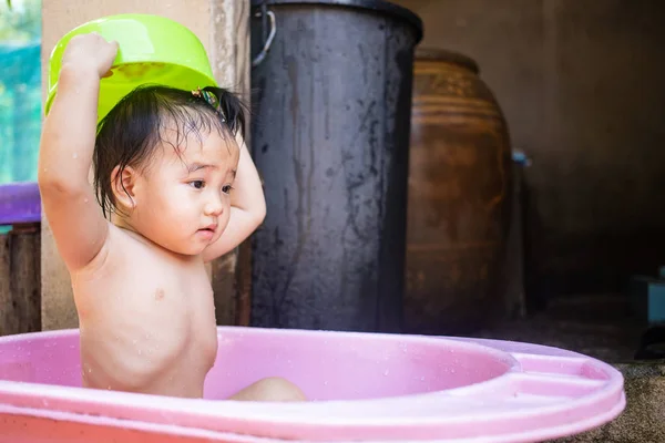 Маленька Дитина Сидить Ванні — стокове фото