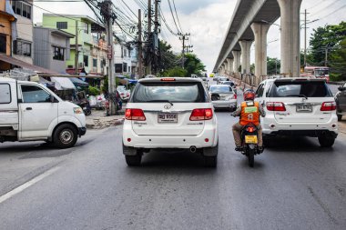 Bangkok, Tayland, 8 Ekim 2019 Bts hava yolu boyunca araba ve motosiklet sürüyor.