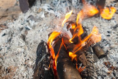 Ateş ve kamp ateşi, açık hava yemekleri için kamp ateşi.