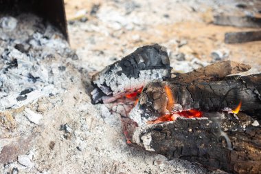 Ateş ve kamp ateşi, açık hava yemekleri için kamp ateşi.