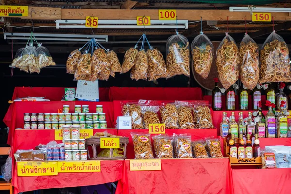 2019年10月14日 フレーズ タイ北部の食品やランナ食品やパッケージは デンチャイ地区の道端の屋台に表示されます — ストック写真