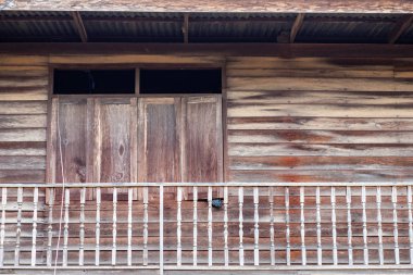 Tayland usulü eski ahşap ev.