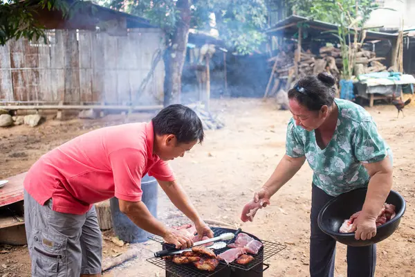 Asyalı Çift Yiyecekleri Korumak Için Kömür Ocağının Üzerinde Taze Pişiriyor — Stok fotoğraf