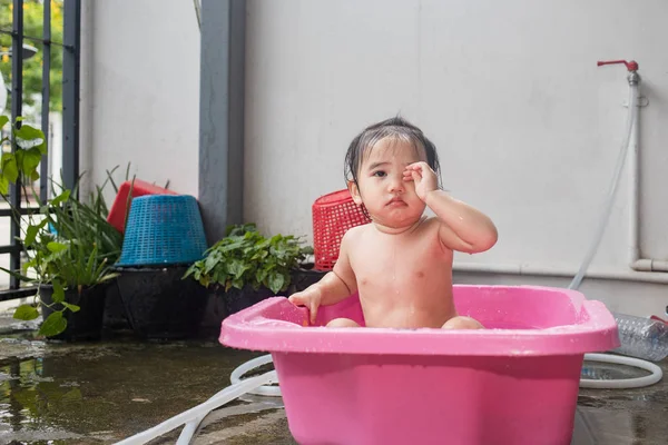 Дитина Приймає Ванну Рожевій Ванні Робить Водяні Бризки — стокове фото
