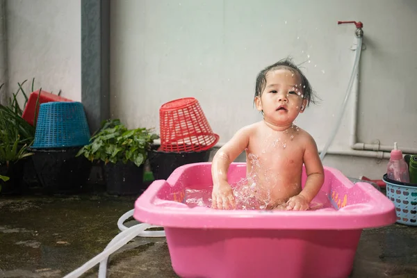 Дитина Приймає Ванну Рожевій Ванні Робить Водяні Бризки — стокове фото