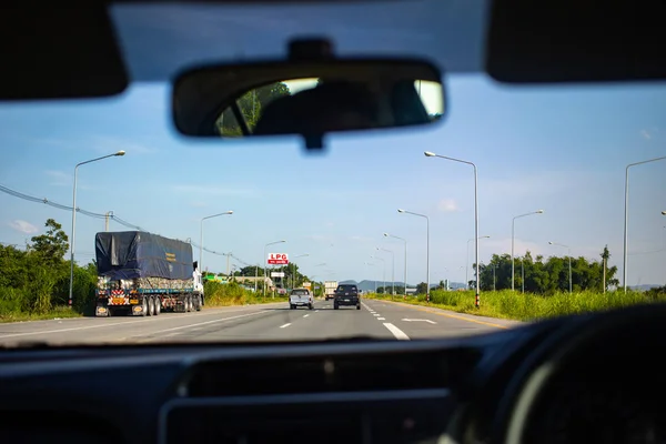 Nakhon Sawan, Tayland, 14 Ekim 2019 - Uzun bir tatilden sonra Bangkok 'a giden yolda araba süren adamın dikiz aynası