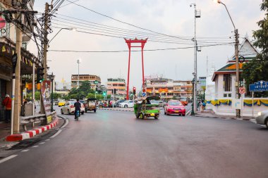 Bangkok, Tayland, 27 Ekim 2019 - Bangkok 'un ünlü simgesi Giant Swing' in etrafında akşam trafiği 