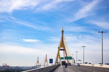 Bangkok, Tayland, 27 Ekim 2019 - Mega inşaat şehri, Bhumibol Köprüsü Chao Phraya Nehri 'ni geçiyor