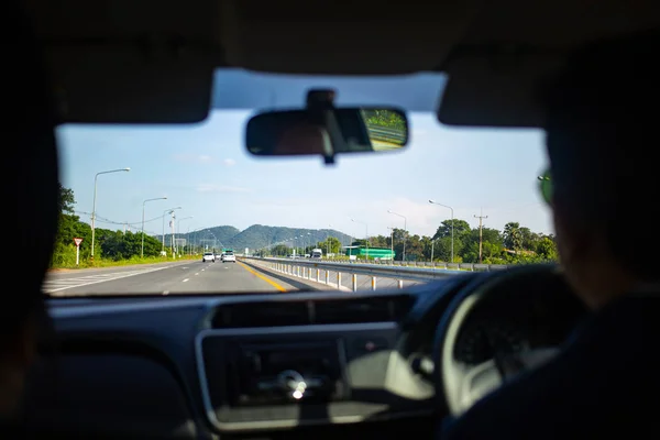 2019年10月14日 泰国纳孔 Nakhon Sawan 人们在长假后开车前往曼谷的后视镜 — 图库照片