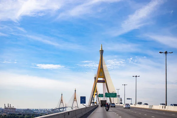 Bangkok, Tayland, 27 Ekim 2019 - Mega inşaat şehri, Bhumibol Köprüsü Chao Phraya Nehri 'ni geçiyor