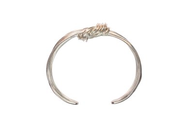 Kırpma yolu ile beyaz arkaplanda izole gümüş bilezik