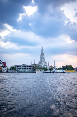 Bangkok, Tayland, 27 Ekim 2019 - Wat Arun Tapınağı, Chao Phraya nehir kenarındaki büyük tapınak