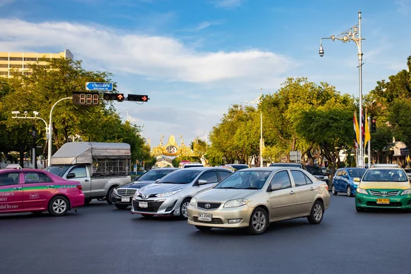 Bangkok, Tayland, 30 Ekim 2019. Ratchadamnoen Yolu 'nda bir sürü araba akşam vakti yola çıkıyor.