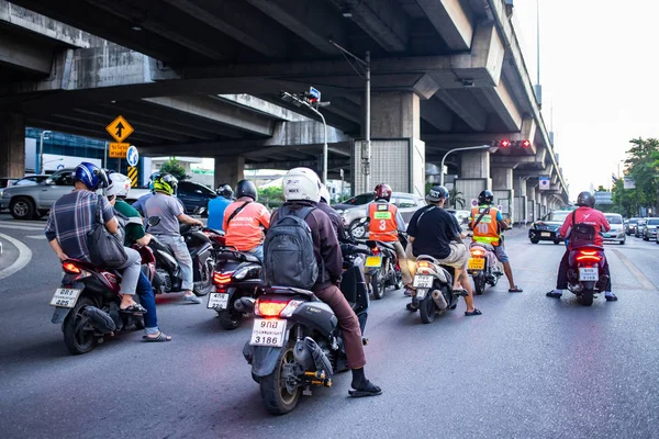 Banguecoque Tailândia Outubro 2019 Vista Traseira Grupo Motos Parar Cruzamento — Fotografia de Stock