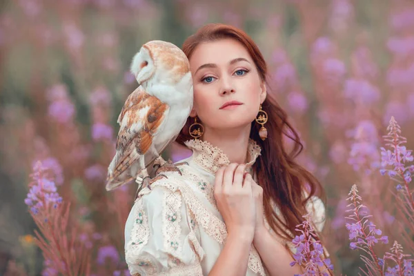 Mulher Com Coruja Campo Flores Rosa — Fotografia de Stock