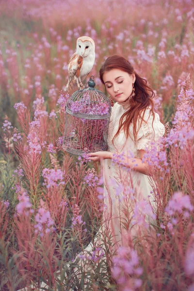 Mulher Com Coruja Campo Flores Rosa — Fotografia de Stock