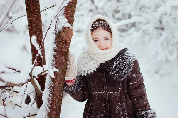 Маленькая Девочка Живущая Снегом Рядом Деревом Теплом Пальто Зимняя Сцена — стоковое фото