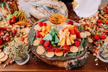 Masada farklı bir peynir seti var. Caytering servisi. Yatay fotoğraf.