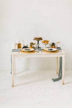 Dekoratif garson beyaz oda beyaz tablo