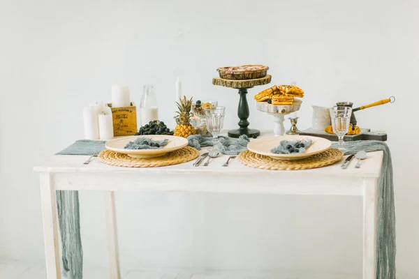 Decoratieve Bediening Witte Tafel Witte Kamer — Stockfoto