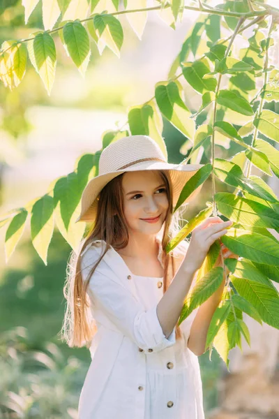 Krásná Dívka Bílých Šatech Klobouku Usmívající Ukrytá Mezi Zelenými Listy — Stock fotografie