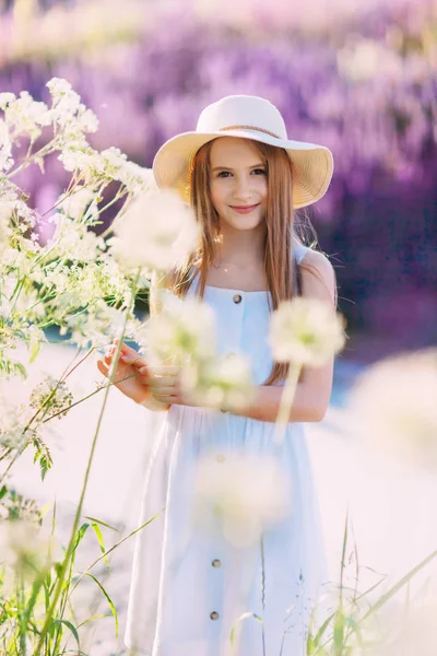 Милая Улыбающаяся Маленькая Девочка Фоне Сирени Гуляет Парку — стоковое фото