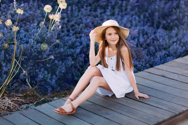 Улыбающаяся Маленькая Девочка Белом Платье Сидит Парке — стоковое фото