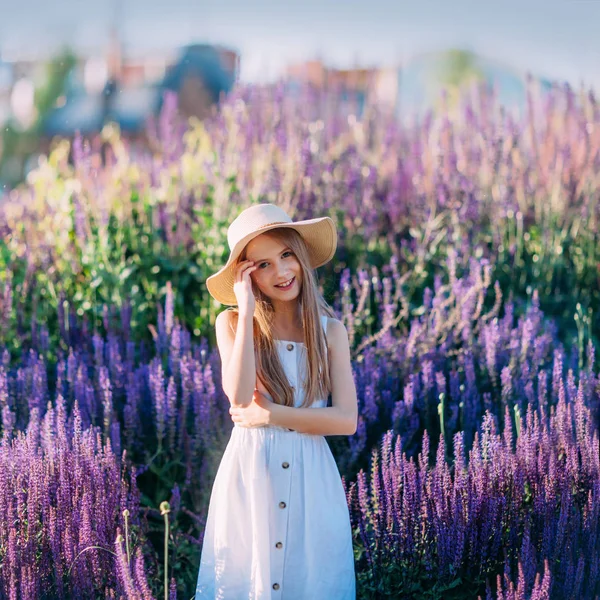 Menina Bonita Chapéu Branco Vestido Sorrindo Parque — Fotografia de Stock