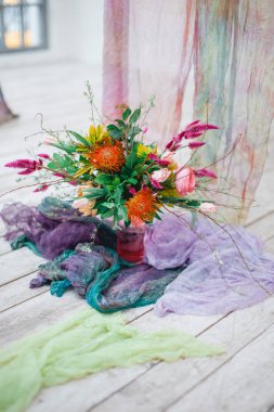 Yeşil kumaşlar bir arka plan üzerinde güzel çok renkli buket