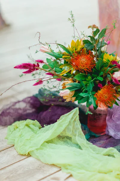 Yeşil kumaşlar bir arka plan üzerinde beyaz bir odada güzel çok renkli buket